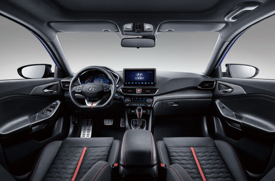 현대자동차가 지난 18일 중국 전용 스포티 세단 '라페스타'를 현지에 출시했다고 19일 전했다. '라페스타'는 C2 High(준중형) 차급으로 스포티한 디자인, 최신 커넥티비티 기술, 강력한 주행성능 등의 경쟁력을 갖췄다. 사진은 '라페스타' 내장 모습.   현대자동차 제공